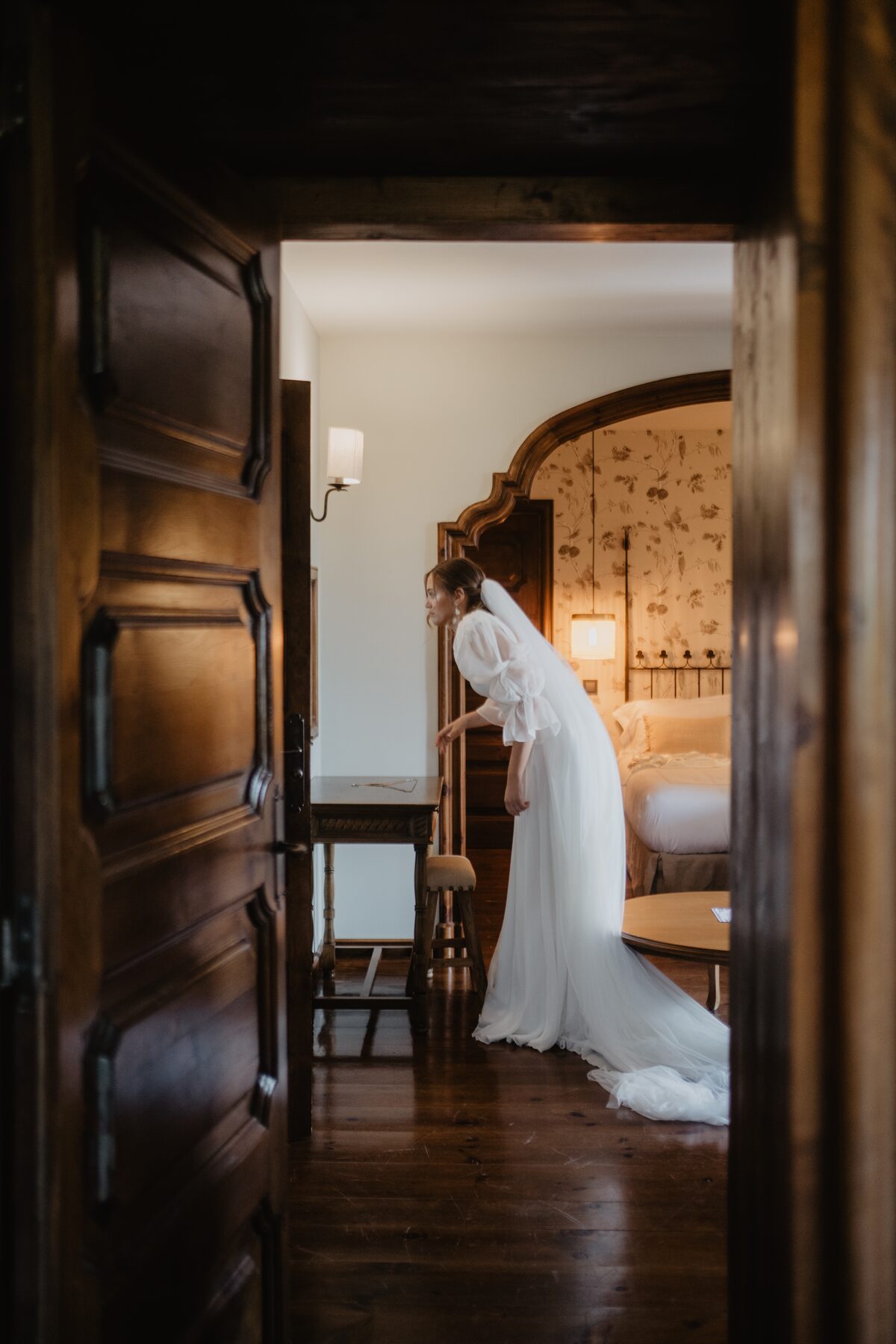 Novia preparándose en una estancia iluminada con velas antes de su boda en Barcelona