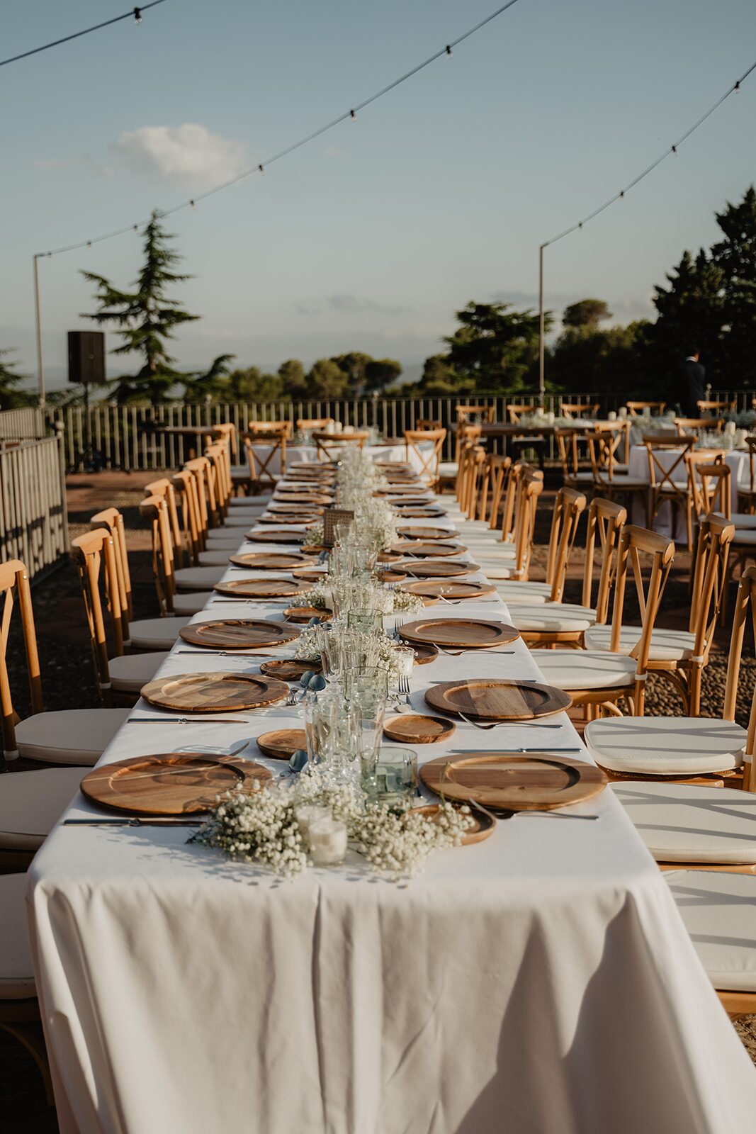 Elegante mesa de gala al atardecer con vistas al paisaje de Cataluña