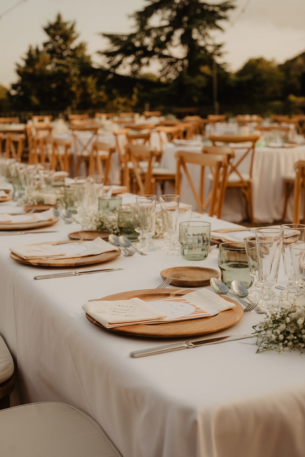Mesa de banquete de una boda de lujo al atardecer en el campo catalán