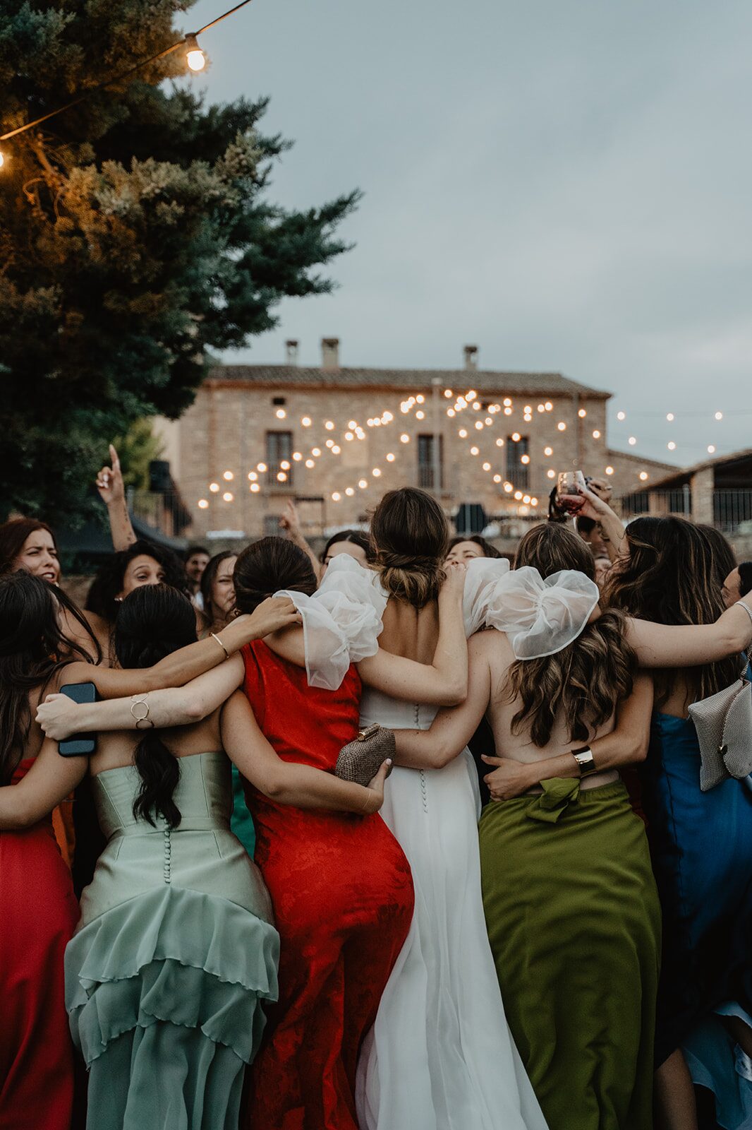 Novia y damas de honor abrazándose en una boda en Barcelona